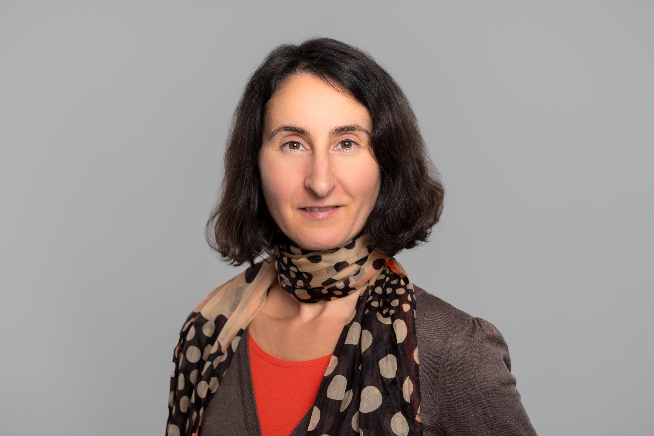 Manuela Senn befreit Manuela Senn mit geöffneten Armen in grünem Kleid